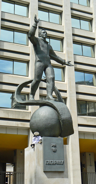 Mooch monkey at the Gagarin statue in London