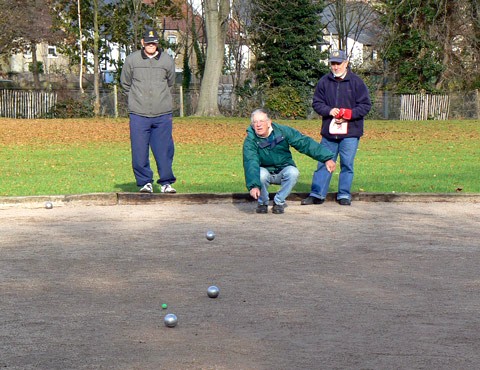 Throwing a boule