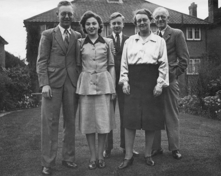 Bob, Una and family. Watford 1946.