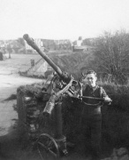 Bob with a German anti-aircraft gun. Cuxhaven 1946.