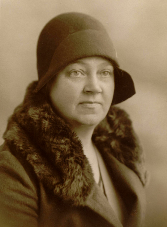 Una's mother Elsie in a hat (c1929)