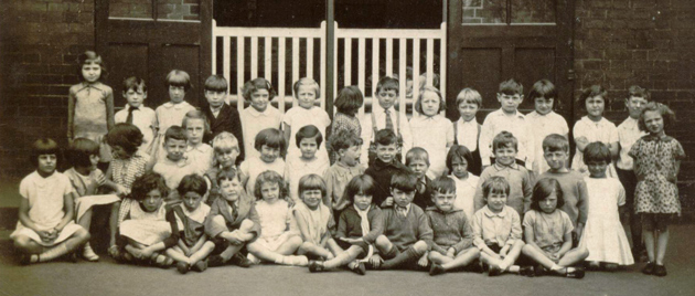 The infants at Queens Road School c1929.  Una is standing at the back left.