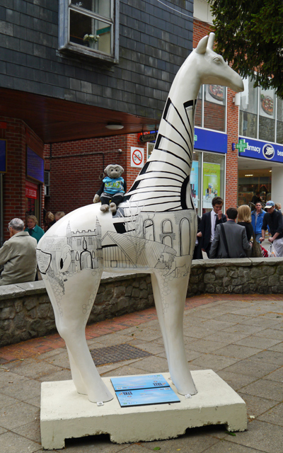 Mooch monkey at Stand Tall for Giraffes in Colchester 2013 - 1 Tuiste