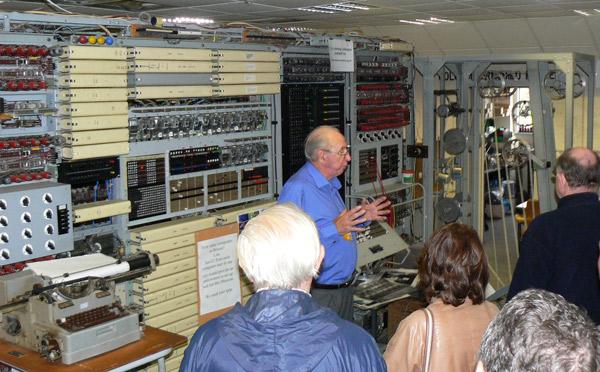 A Colossus computer is shown to a tour group.