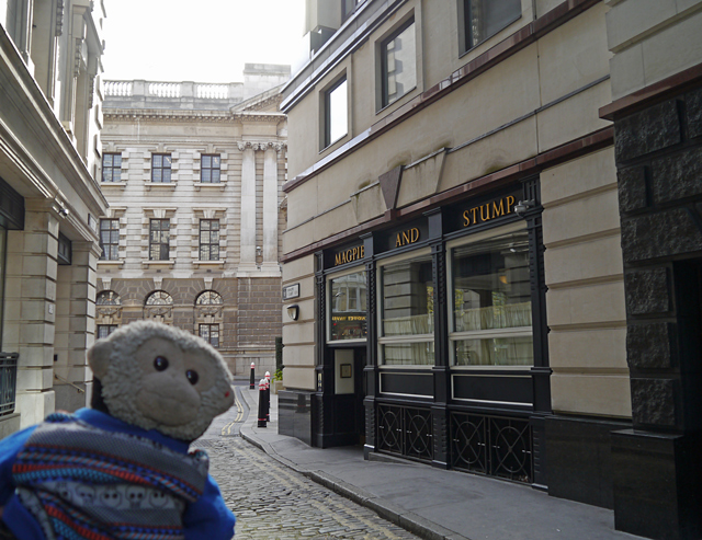 Mooch monkey outside the Magpie and Stump pub, Old Bailey