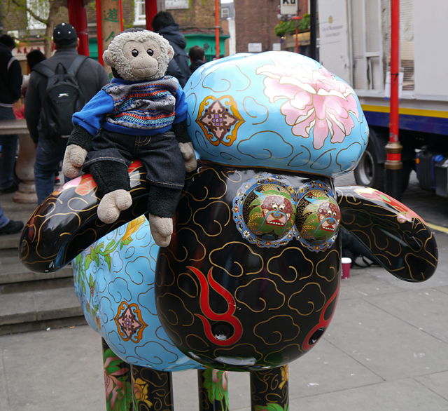 Jingtai - Shaun in the City, London 2015 - Mooch monkey