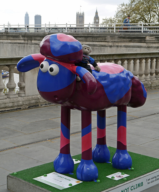 Pinky Plum - Shaun in the City, London 2015 - Mooch monkey
