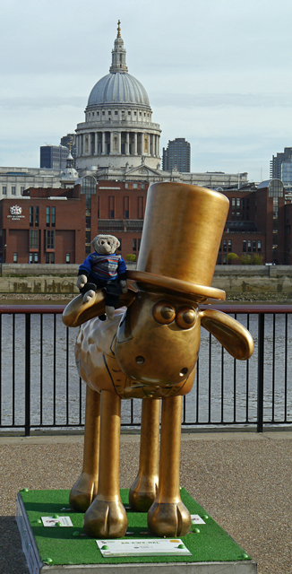 Br-ewe-nel - Shaun in the City, London 2015 - Mooch monkey