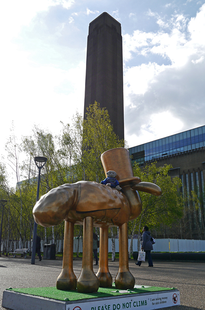 Br-ewe-nel - Shaun in the City, London 2015 - Mooch monkey