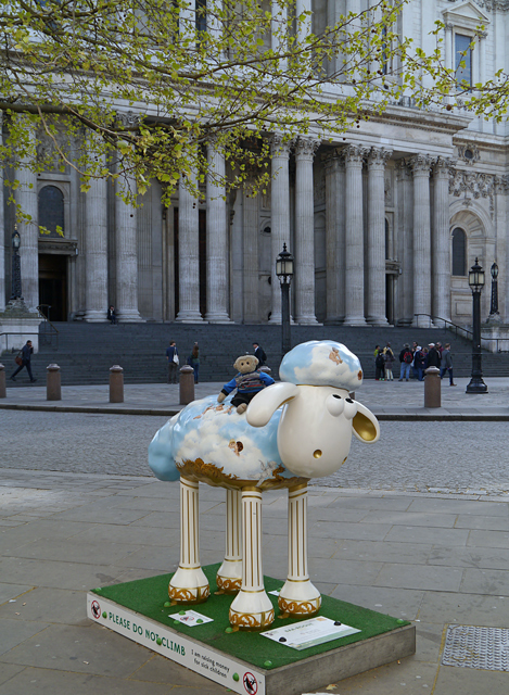 Baa-roque - Shaun in the City, London 2015 - Mooch monkey