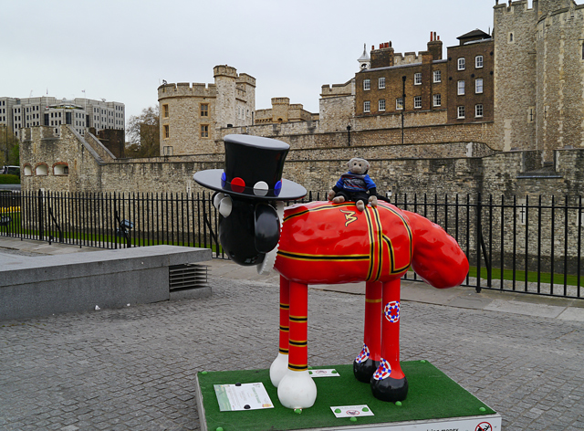 Yeoman of the Baaard - Shaun in the City, London 2015 - Mooch monkey