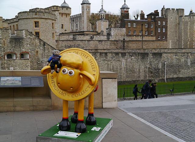 Shaun-xiào - Shaun in the City, London 2015 - Mooch monkey