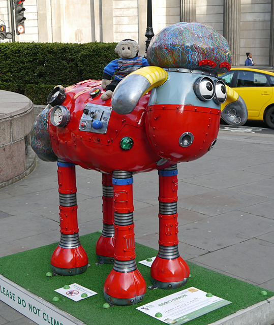 Robo-Shaun - Shaun in the City, London 2015 - Mooch monkey