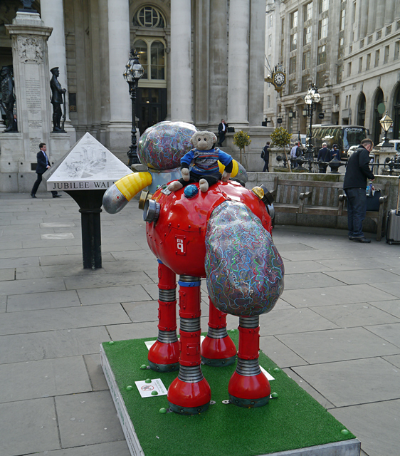 Robo-Shaun - Shaun in the City, London 2015 - Mooch monkey