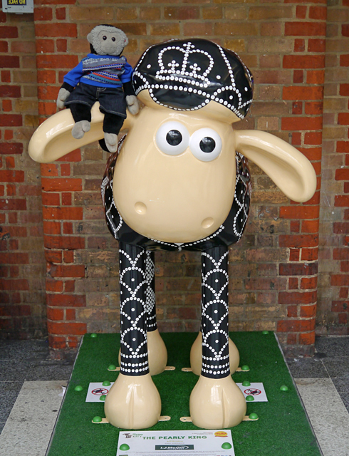 The Pearly King - Shaun in the City, London 2015 - Mooch monkey
