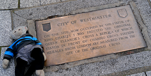 Mooch monkey in London 2014 - Trafalgar Square distances