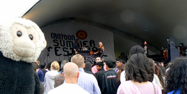 Mooch monkey listens to Swami at the Croydon Mela - August 2009.