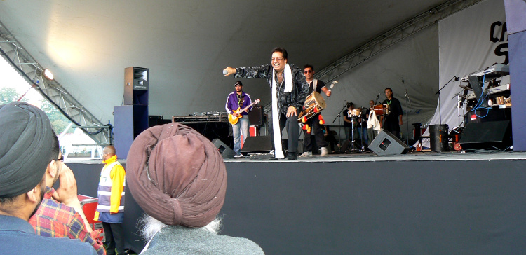 Channi Singh with Alaap at the Croydon Mela - August 2009.