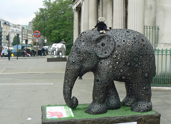 Mooch monkey at the London Elephant Parade - 008 Ampersand.