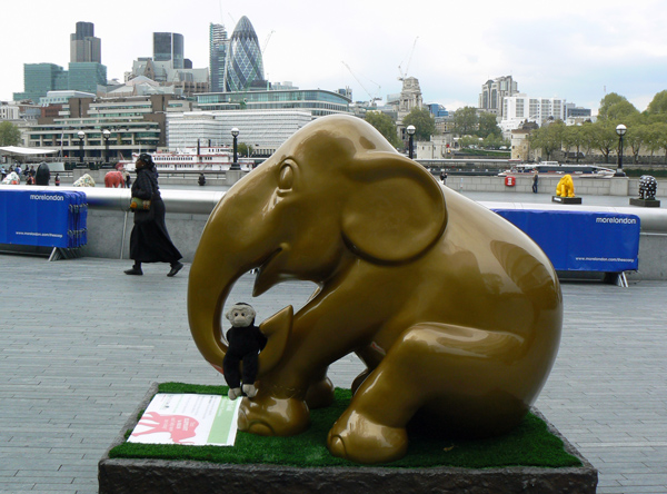 Mooch monkey at the London Elephant Parade - 009 Simply Gold.