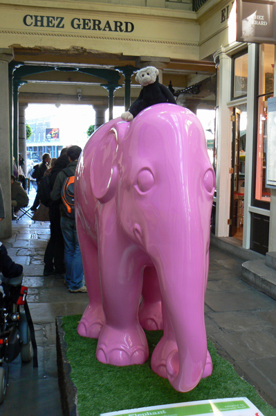 Mooch monkey at the London Elephant Parade - 010 Pink Elephant.