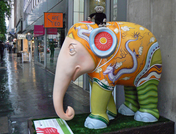 Mooch monkey at the London Elephant Parade - 027 Chinesephant.