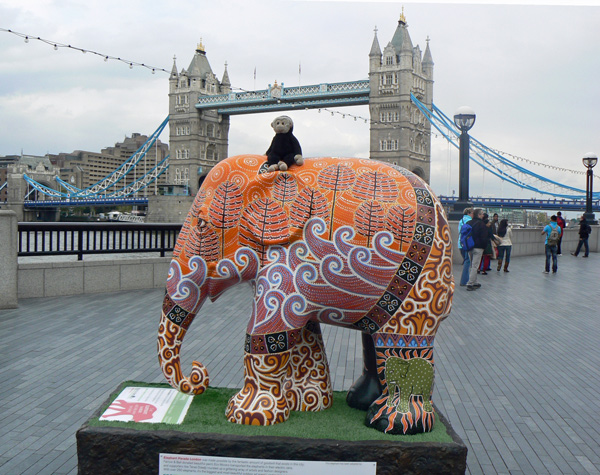 Mooch monkey at the London Elephant Parade - 028 Cha-Chang.