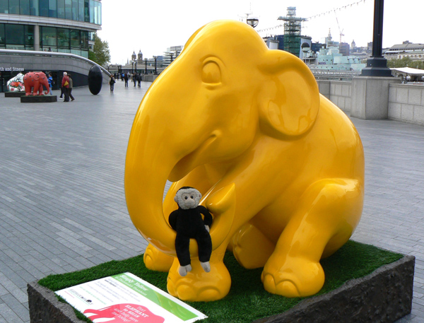 Mooch monkey at the London Elephant Parade - 040 Simply Yellow.