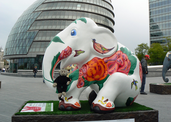 Mooch monkey at the London Elephant Parade - 047 Tea Roses.