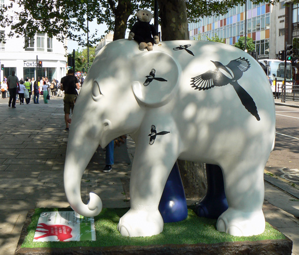 Mooch monkey at the London Elephant Parade - 051 Oran (You Stole My Heart)