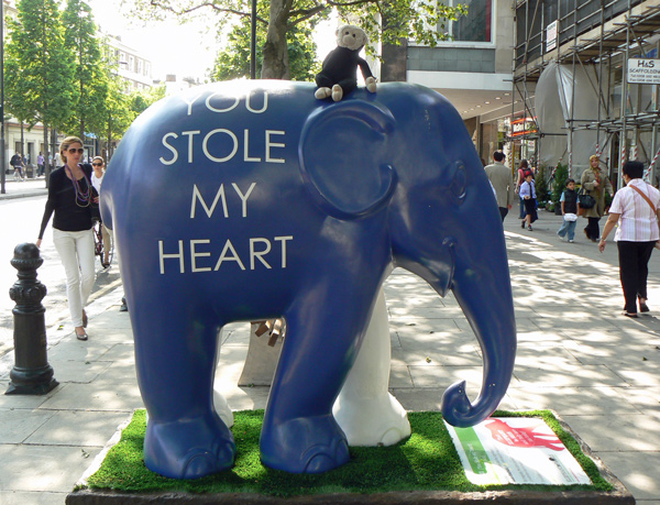 Mooch monkey at the London Elephant Parade - 051 Oran (You Stole My Heart)