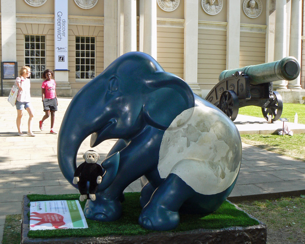 Mooch monkey at the London Elephant Parade - 052 Clair de Lune.