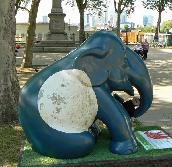 Mooch monkey at the London Elephant Parade - 052 Clair de Lune.