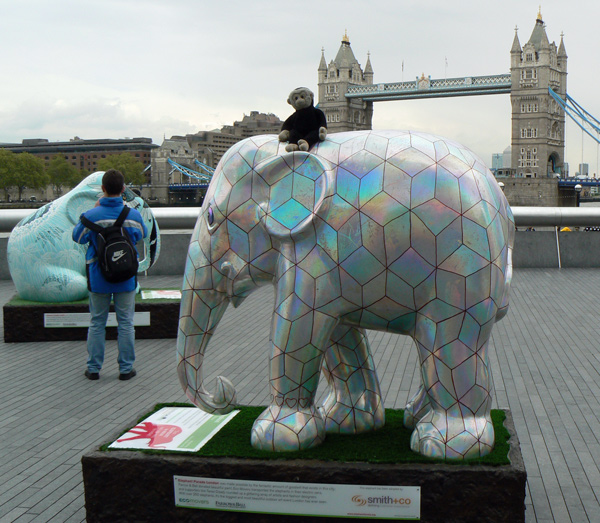 Mooch monkey at the London Elephant Parade - 055 Cubelephant.