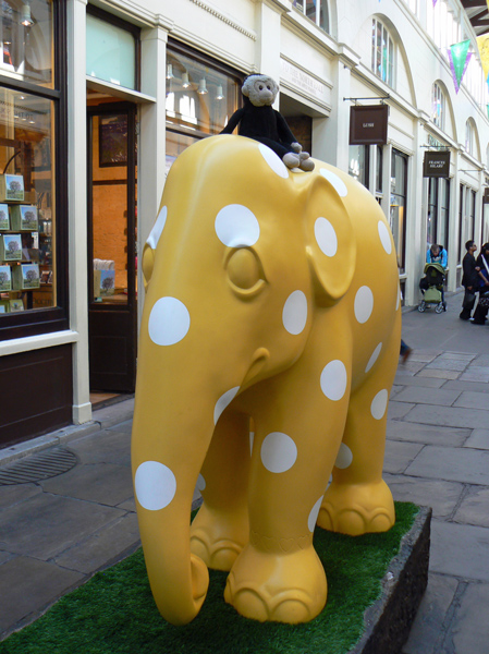 Mooch monkey at the London Elephant Parade - 058 Sunny.