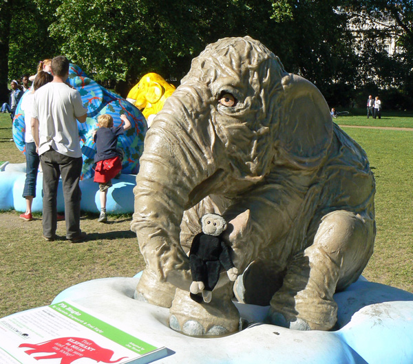 Mooch monkey at the London Elephant Parade - 077 Pik Bingko