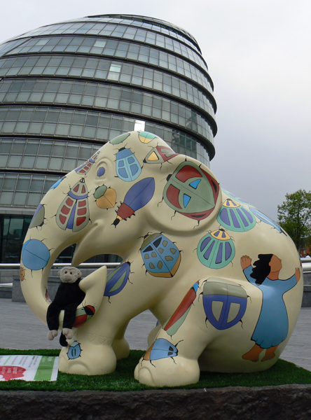 Mooch monkey at the London Elephant Parade - 081 Marjorie.