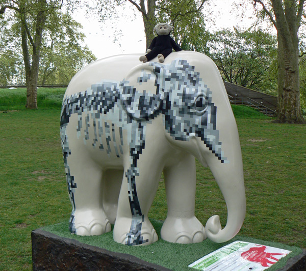 Mooch monkey at the London Elephant Parade - 085 Sans Merci.