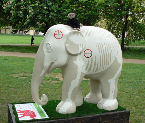 Mooch monkey at the London Elephant Parade - 085 Sans Merci.