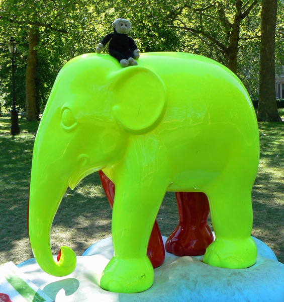 Mooch monkey at the London Elephant Parade - 086 Polyphant.