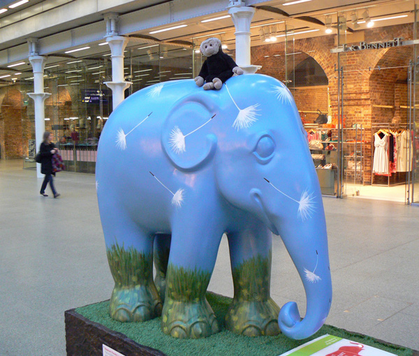 Mooch monkey at the London Elephant Parade - 096 Dandy-phant