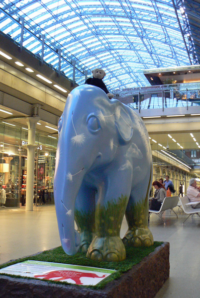 Mooch monkey at the London Elephant Parade - 096 Dandy-phant