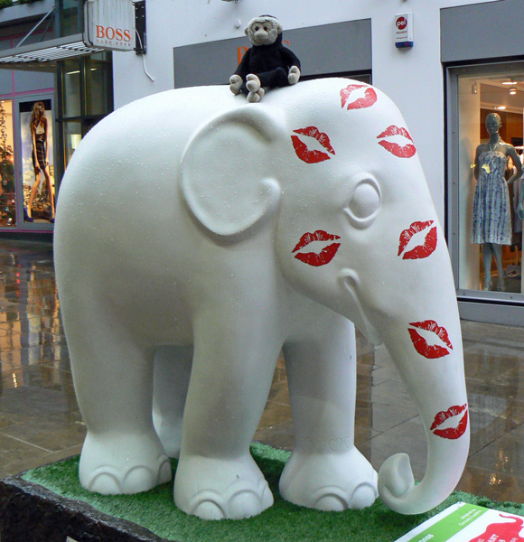 Mooch monkey at the London Elephant Parade - 160 Kissed by Lulu Guinness