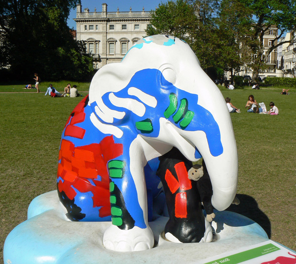 Mooch monkey at the London Elephant Parade - 174 BaarsFant no2