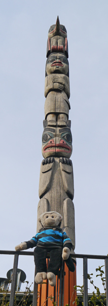 Mooch monkey and the Totem Pole at the Horniman Museum