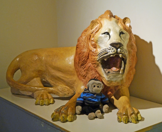 Mooch monkey with the lion at the Horniman Museum