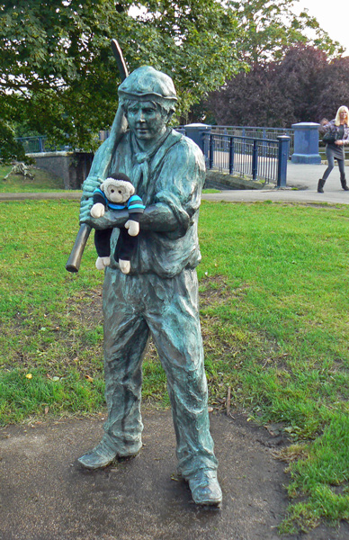 Mooch monkey sits on a navigator statue in Hythe.