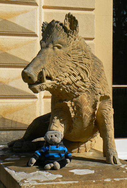 Mooch monkey with the boar at Osborne House.