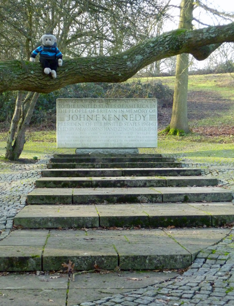 Mooch monkey at Runnymede, the path to the Kennedy Memorial.