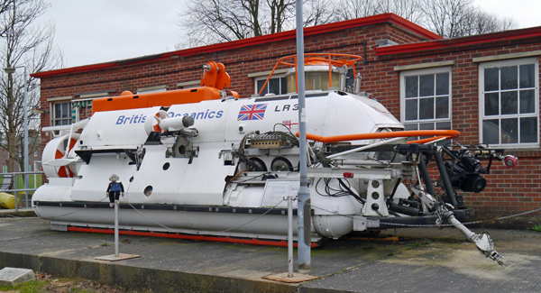 Mooch monkey, the LR3 at the Submarine Museum.